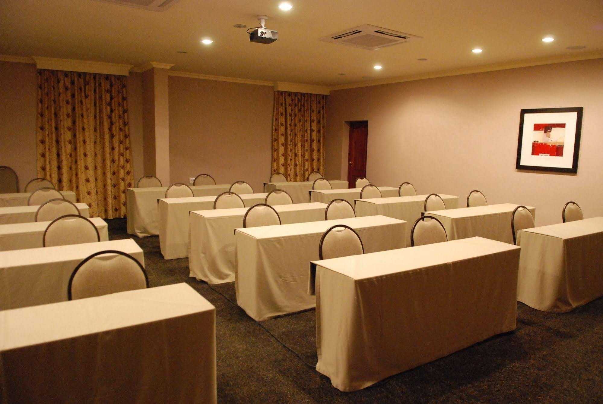 Protea Hotel By Marriott Harrismith Montrose Extérieur photo